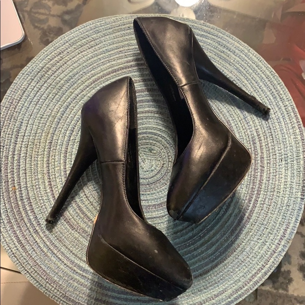 Black pumps
